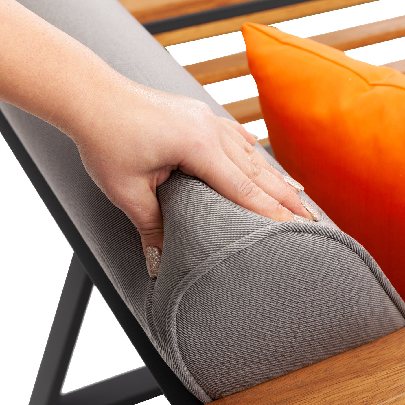 Dış Mekân Minderlerinde Kumaş Rehberi: Eral Garden Neden Fark Yaratır?